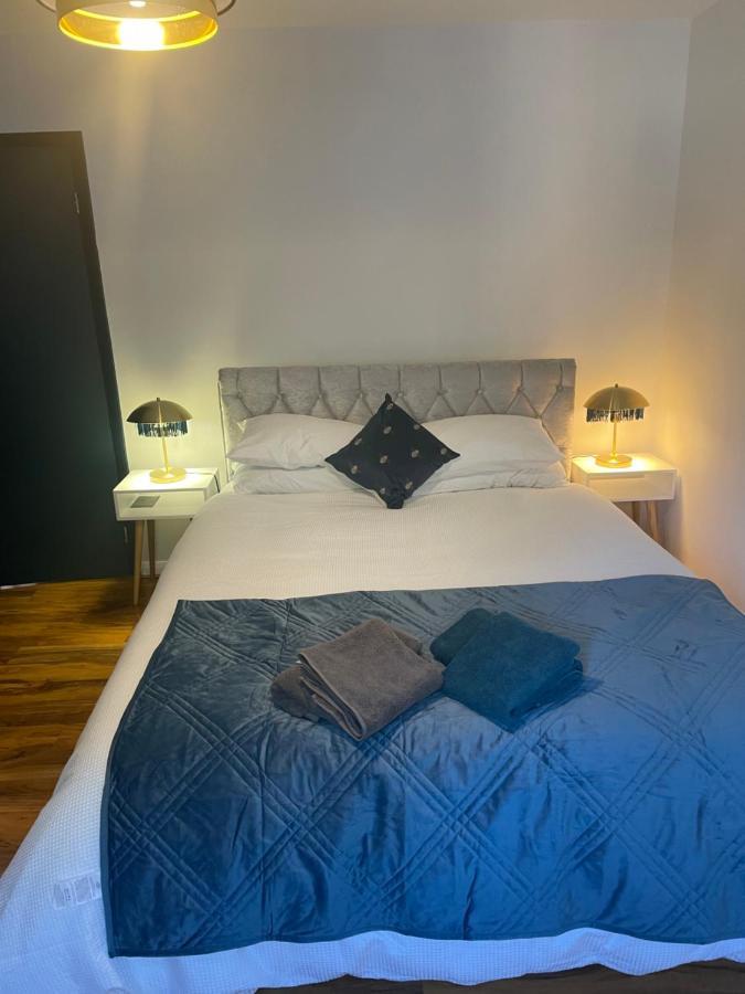 Elegant 2 Bedroom Flat In Chiswick Near Tube Stations Apartment