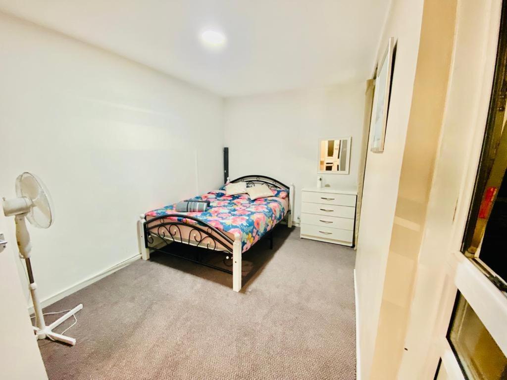 Spacious One Bedroom Edgeware Road Central *