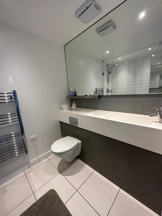 Appartement Luxury Modern 1 Bedroom With Balcony Londen