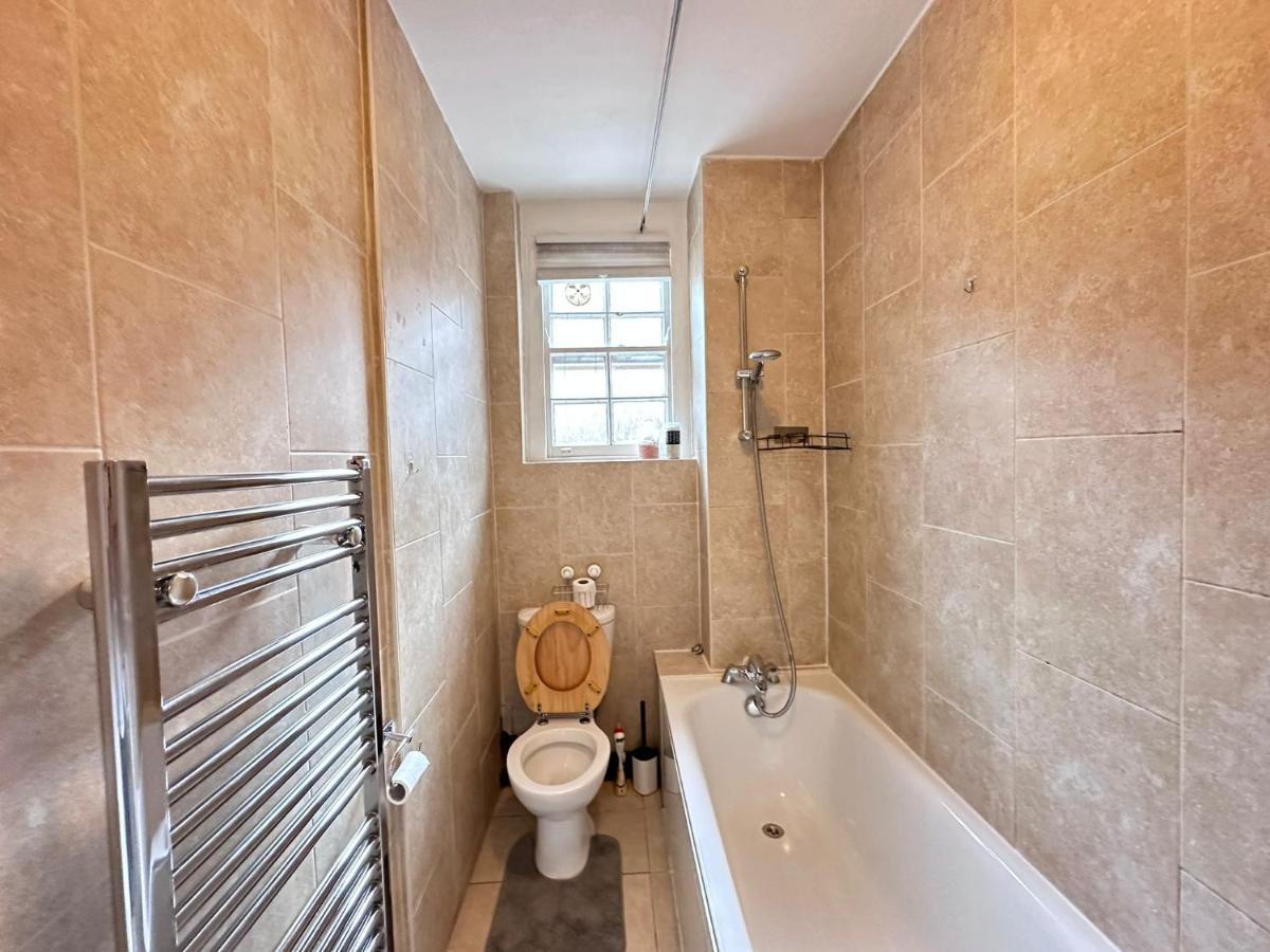 Suave Luxury Apartment, Sleeps Five, In The Heart Of London, Minutes From Kings Cross Station And The Brunswick Shopping Centre Apartment London