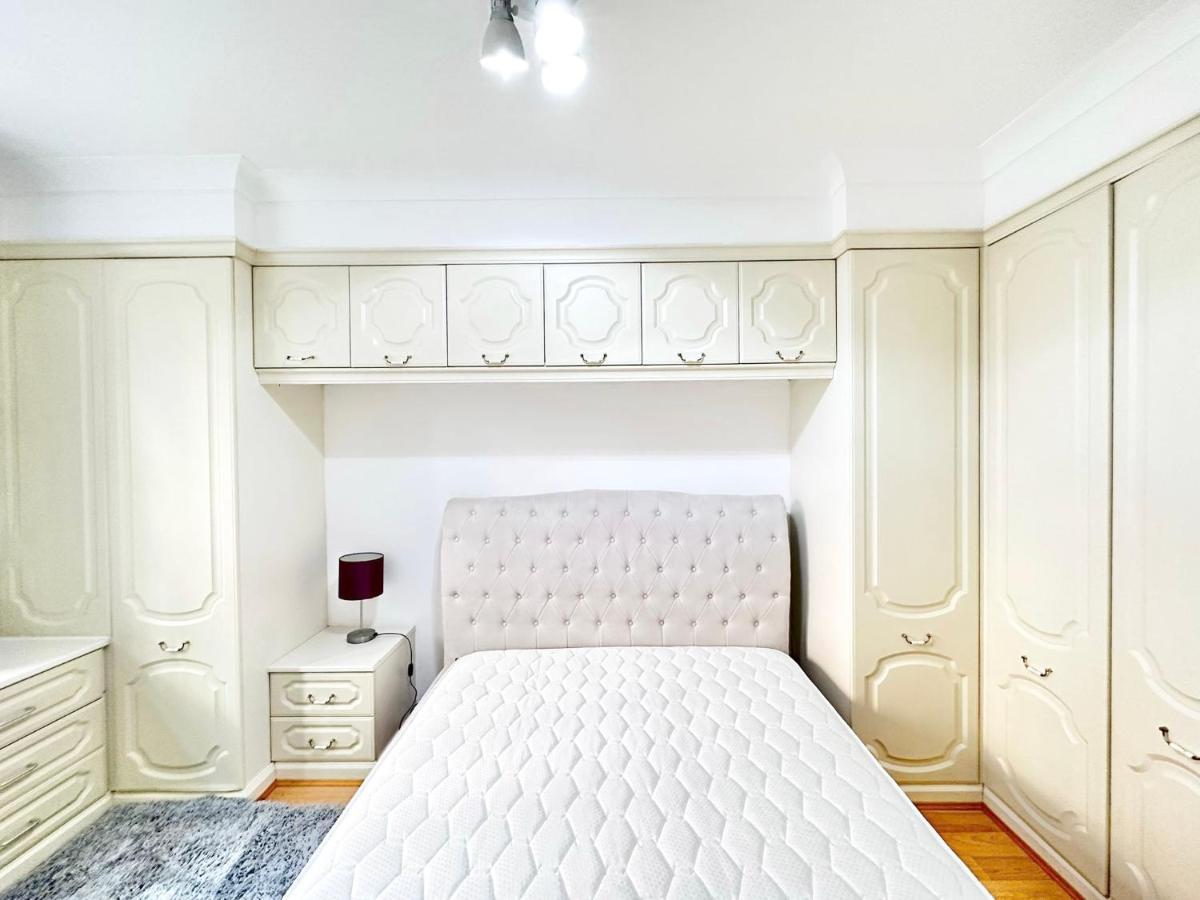 Apartment Suave Luxury Apartment, Sleeps Five, In The Heart Of London, Minutes From Kings Cross Station And The Brunswick Shopping Centre