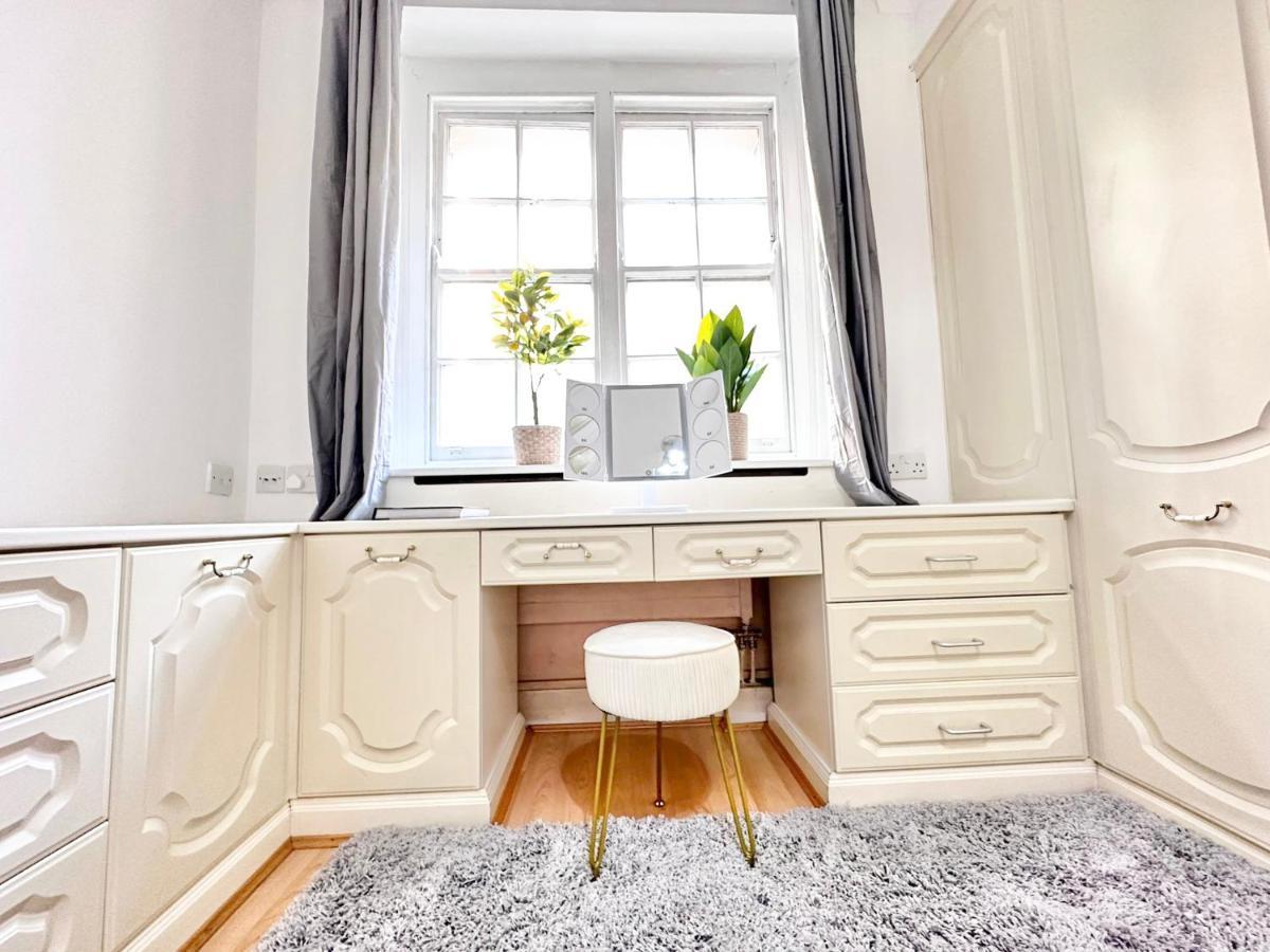 Suave Luxury Apartment, Sleeps Five, In The Heart Of London, Minutes From Kings Cross Station And The Brunswick Shopping Centre