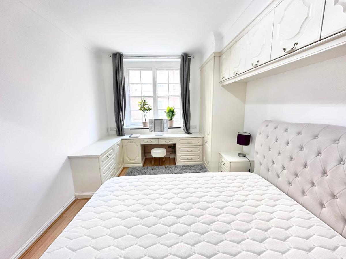 Suave Luxury Apartment, Sleeps Five, In The Heart Of London, Minutes From Kings Cross Station And The Brunswick Shopping Centre *