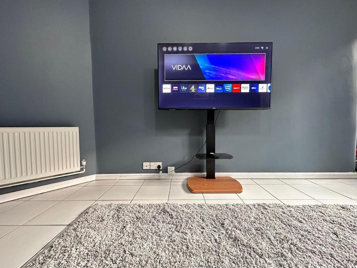 Suave Luxury Apartment, Sleeps Five, In The Heart Of London, Minutes From Kings Cross Station And The Brunswick Shopping Centre * London