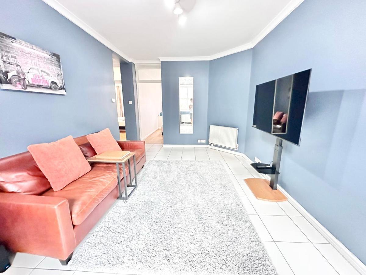 Suave Luxury Apartment, Sleeps Five, In The Heart Of London, Minutes From Kings Cross Station And The Brunswick Shopping Centre London