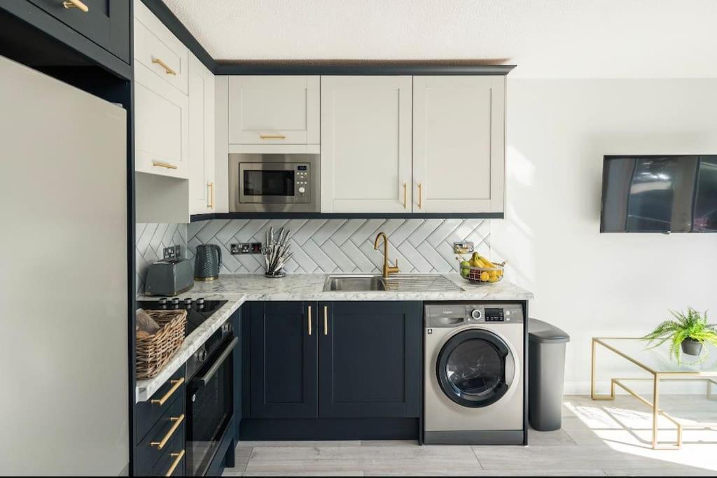 Smart Living Sophisticated Style - Photo Id Required * London