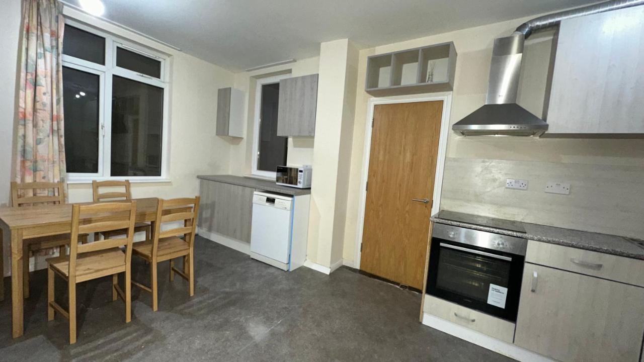 North A Spacious 7 Bedroom House Accommodating Up To 18 People Complete With Own Gym And Table Tennis London