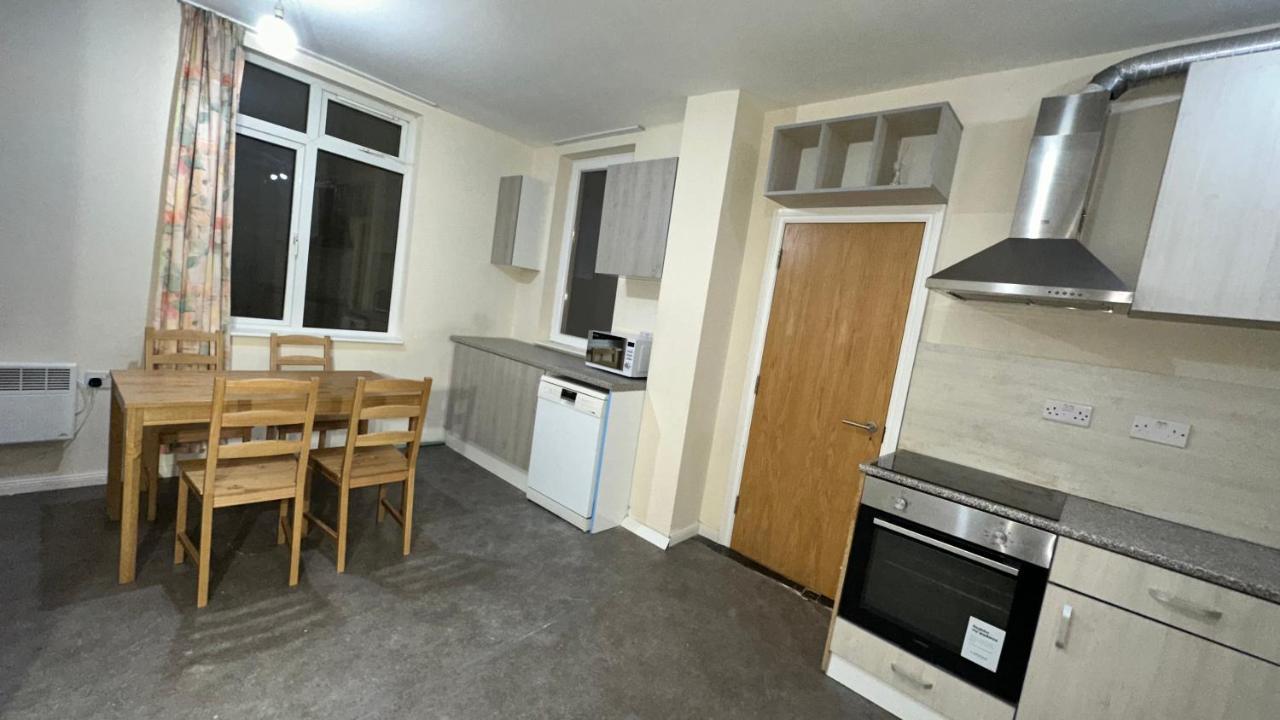 North A Spacious 7 Bedroom House Accommodating Up To 18 People Complete With Own Gym And Table Tennis Feriehus