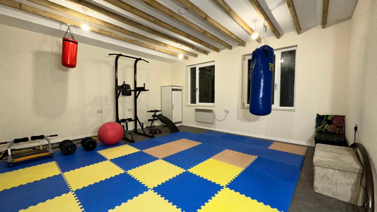 North A Spacious 7 Bedroom House Accommodating Up To 18 People Complete With Own Gym And Table Tennis Feriehus