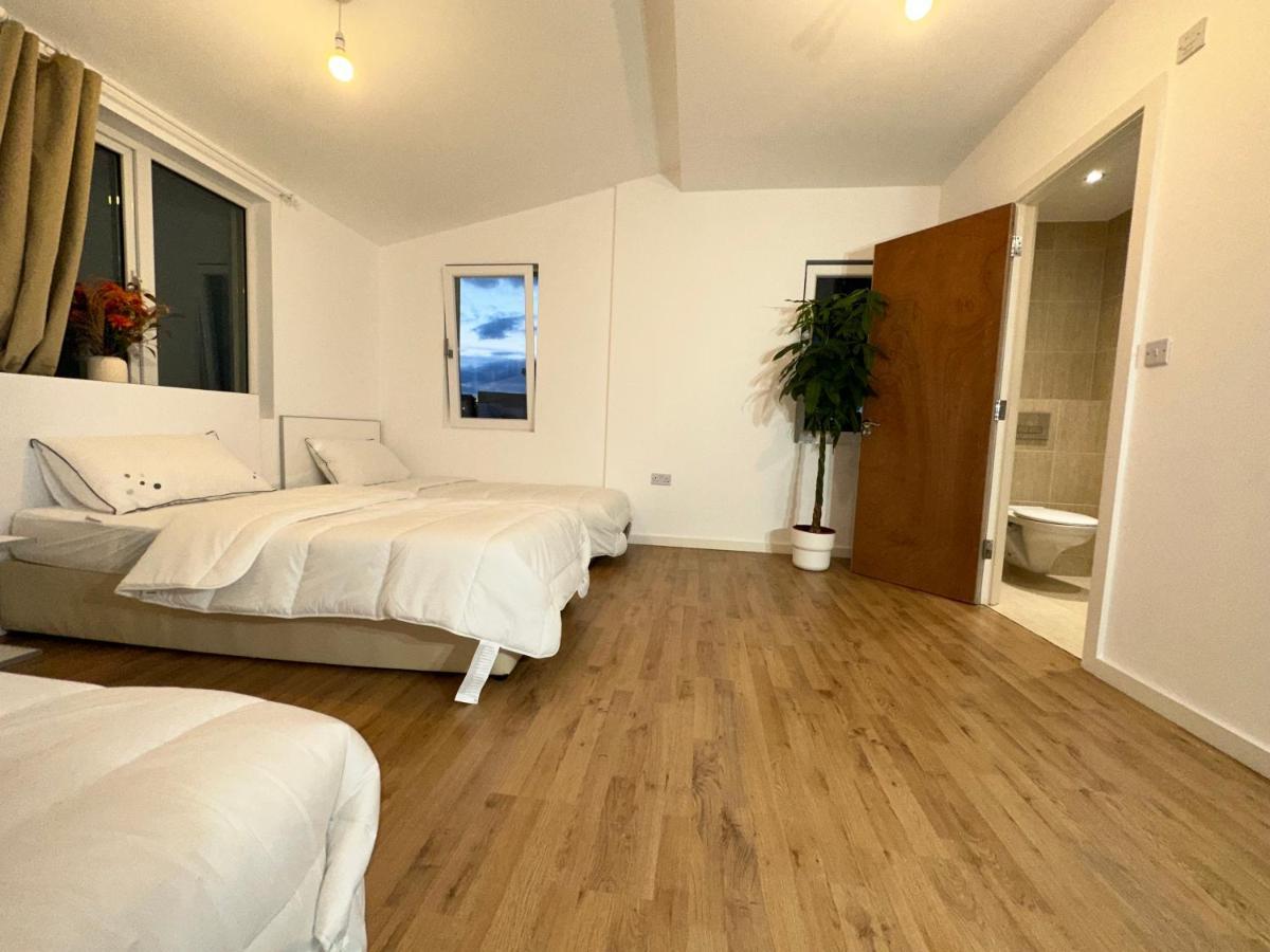 North A Spacious 7 Bedroom House Accommodating Up To 18 People Complete With Own Gym And Table Tennis Feriehus London