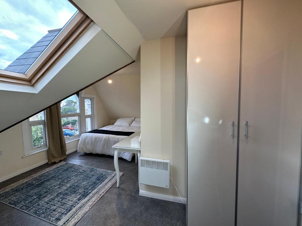 North A Spacious 7 Bedroom House Accommodating Up To 18 People Complete With Own Gym And Table Tennis * London