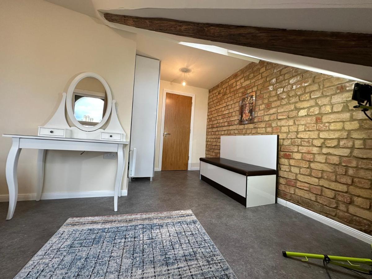 North A Spacious 7 Bedroom House Accommodating Up To 18 People Complete With Own Gym And Table Tennis * London