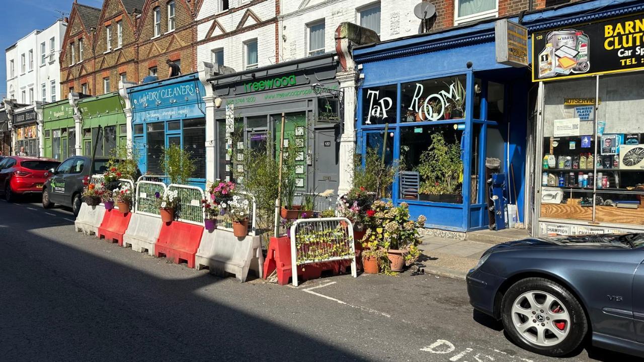 North A Spacious 7 Bedroom House Accommodating Up To 18 People Complete With Own Gym And Table Tennis * London