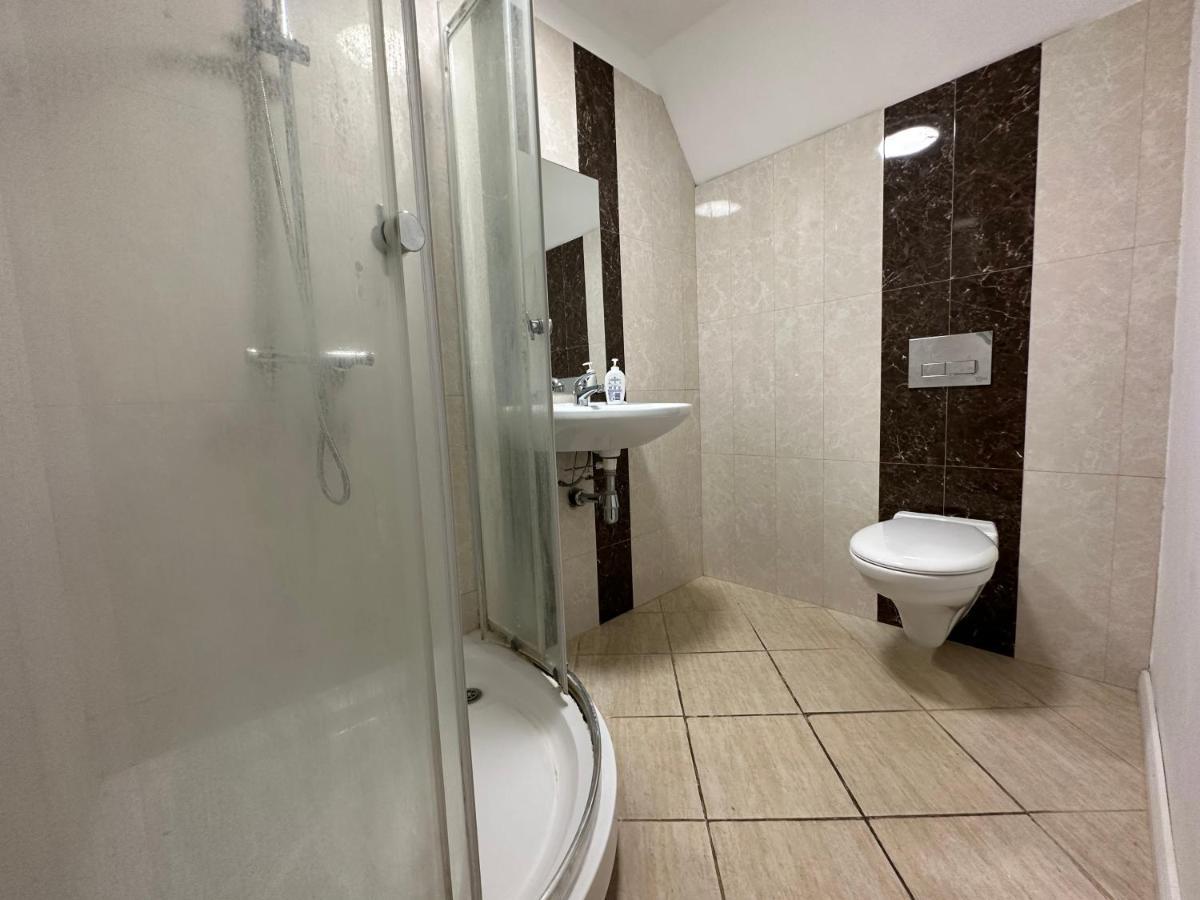 Сasa de vacaciones North A Spacious 7 Bedroom House Accommodating Up To 18 People Complete With Own Gym And Table Tennis