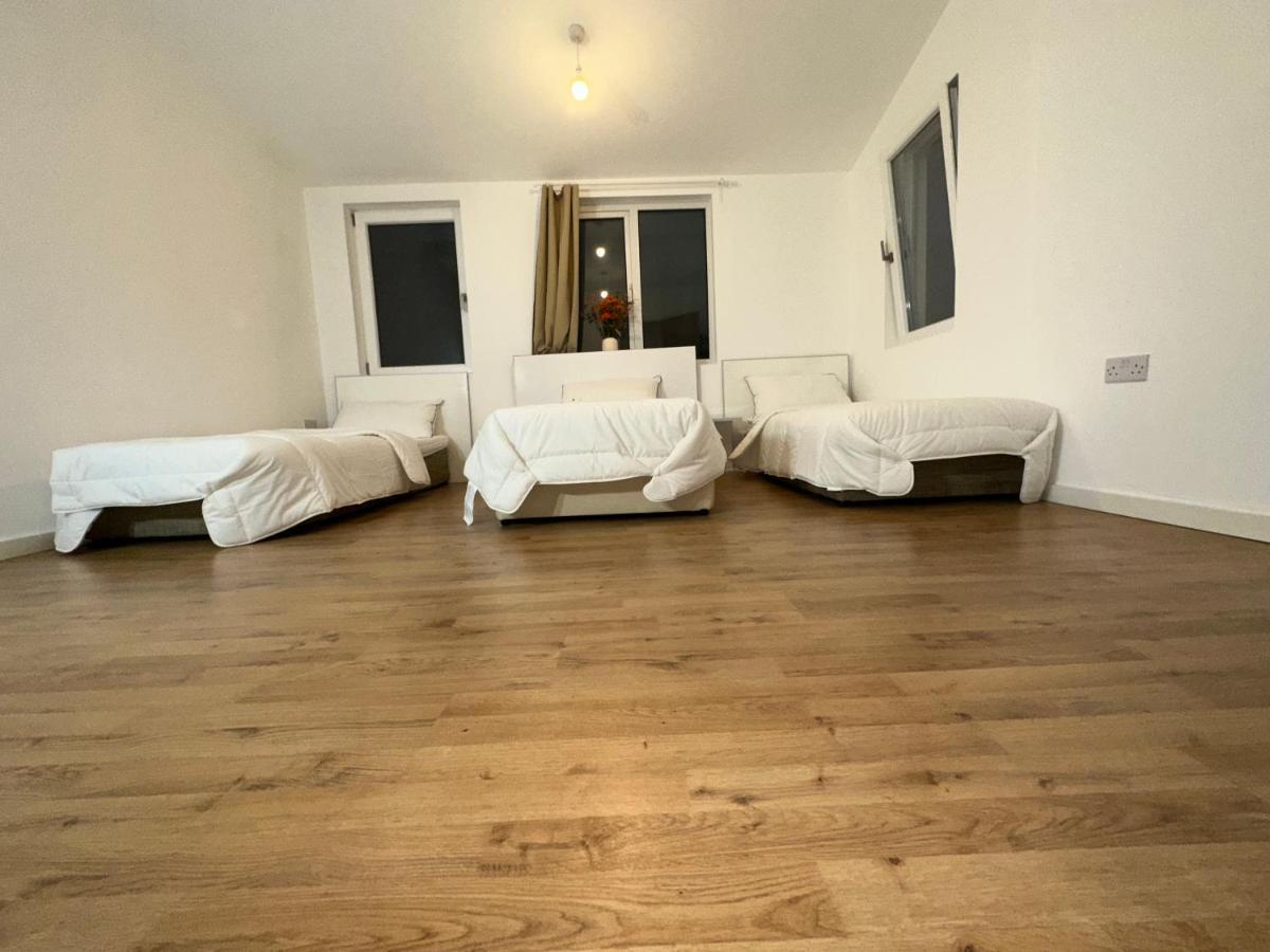 North A Spacious 7 Bedroom House Accommodating Up To 18 People Complete With Own Gym And Table Tennis * London