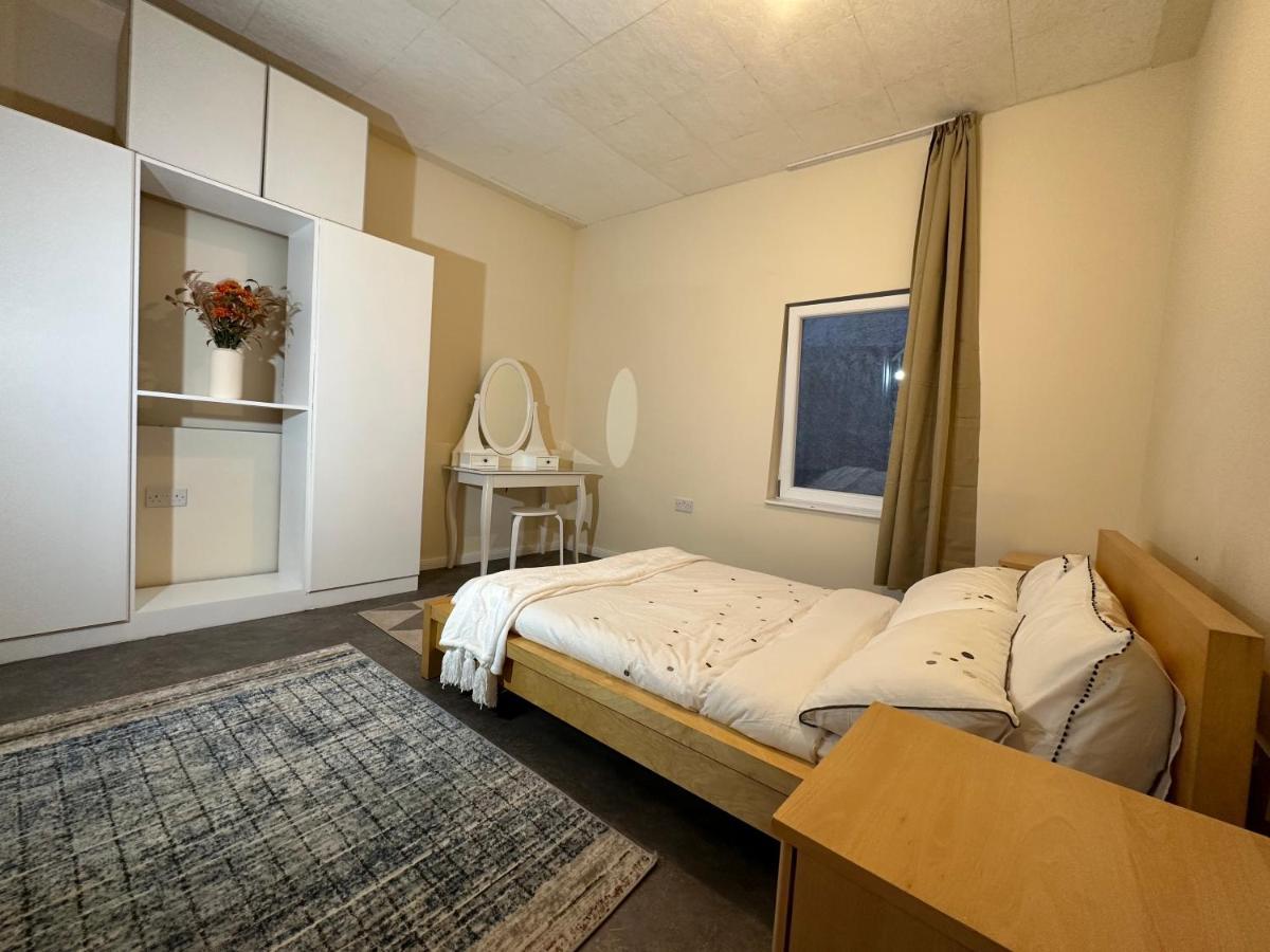 North A Spacious 7 Bedroom House Accommodating Up To 18 People Complete With Own Gym And Table Tennis *