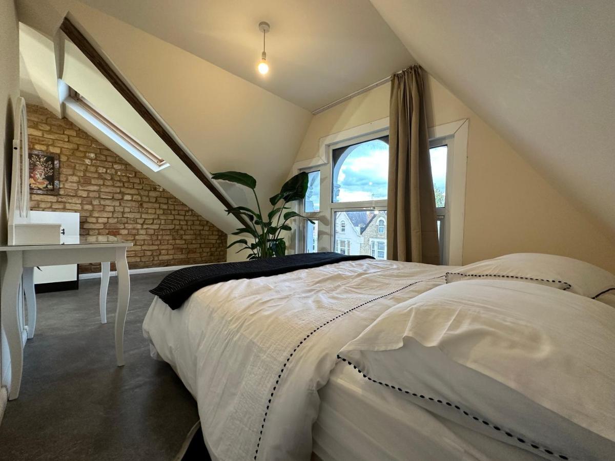 North A Spacious 7 Bedroom House Accommodating Up To 18 People Complete With Own Gym And Table Tennis