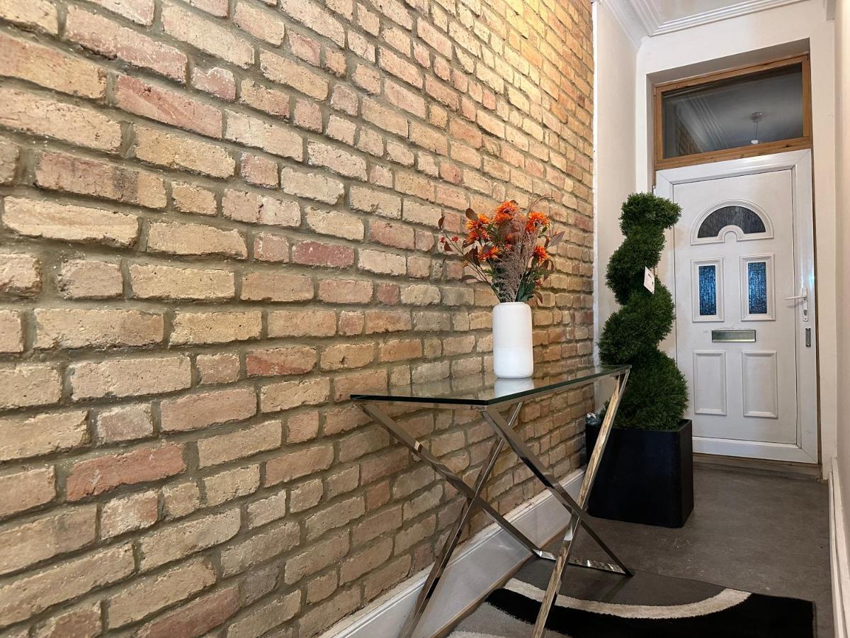 North A Spacious 7 Bedroom House Accommodating Up To 18 People Complete With Own Gym And Table Tennis