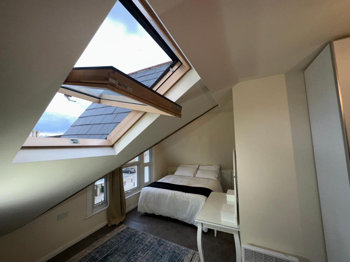 North A Spacious 7 Bedroom House Accommodating Up To 18 People Complete With Own Gym And Table Tennis Feriehus London