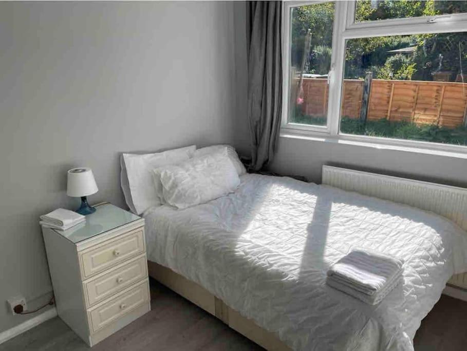 Lovely And Quiet 2 Bedroom Maisonette.free Parking Leilighet *