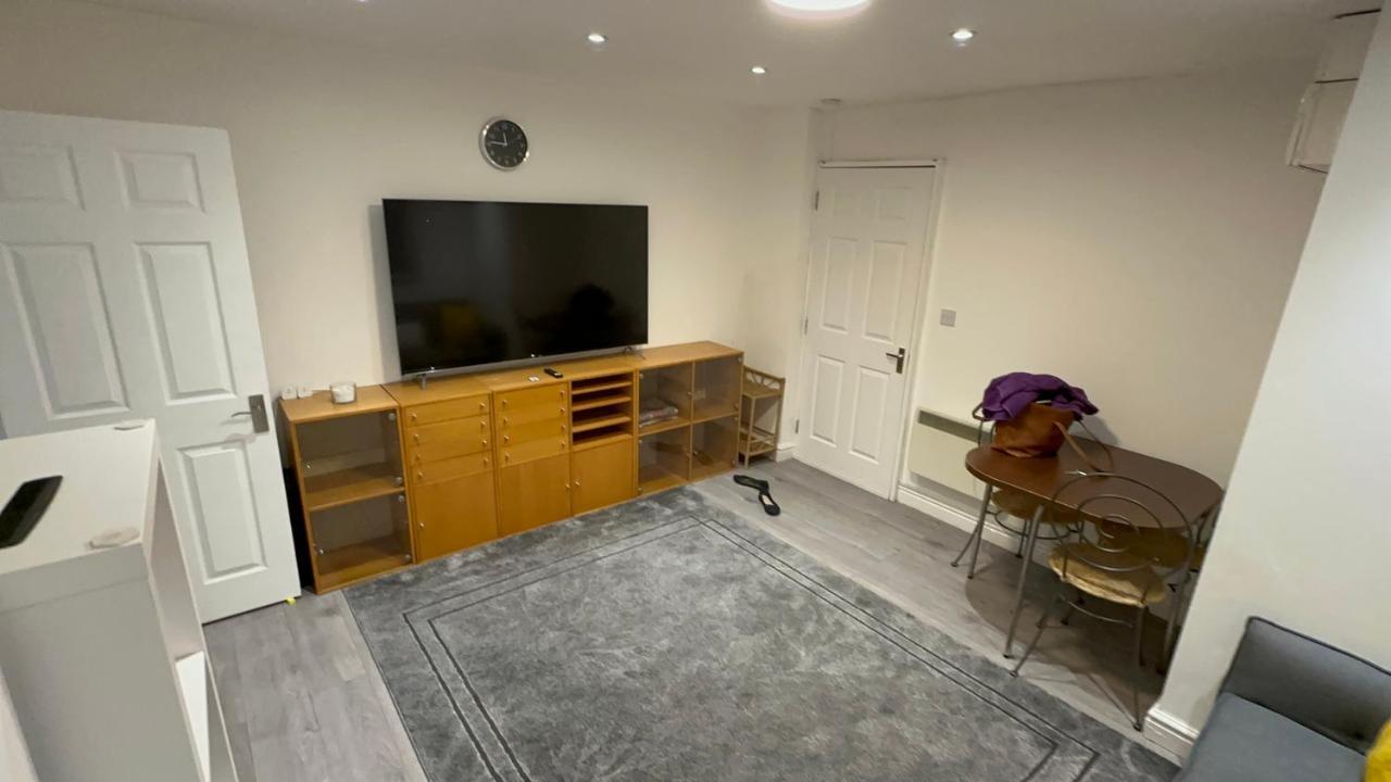 Apartment Entire One Double Bedroom *