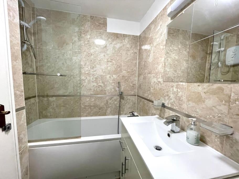 Entire 2 Bedrooms Flat In Victoria, *