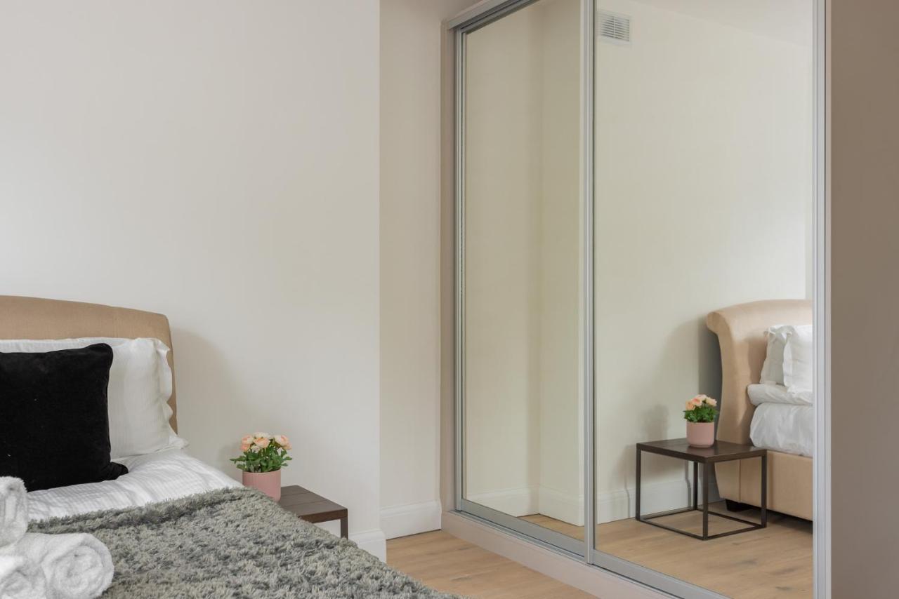 Apartment Kensington High Street London