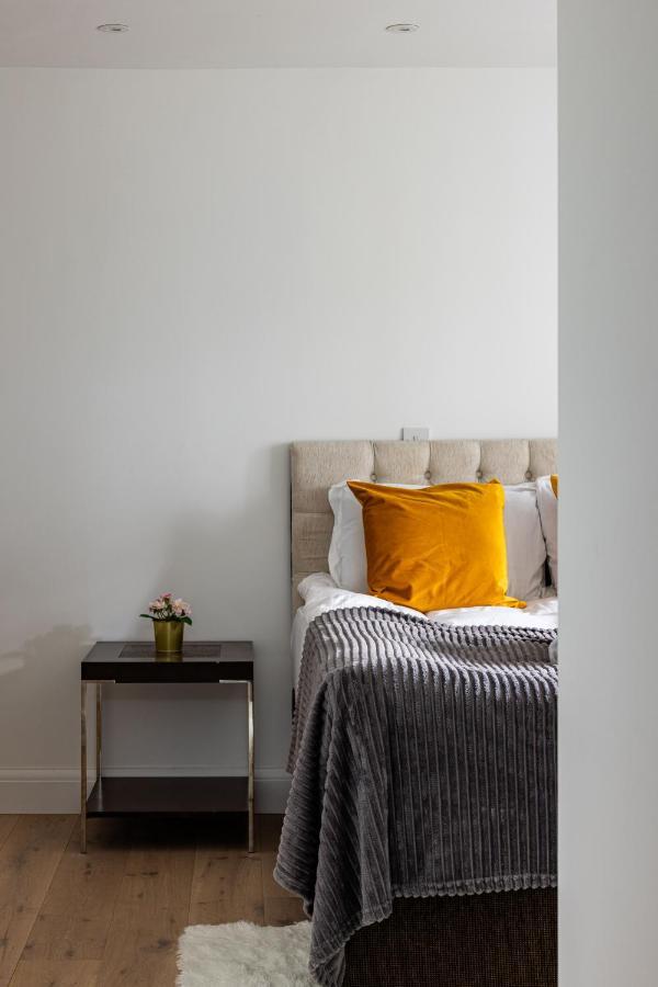 Apartment Kensington High Street London