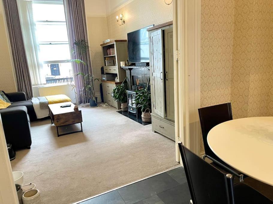 Entire 2 Bedrooms Flat In Victoria, Leilighet