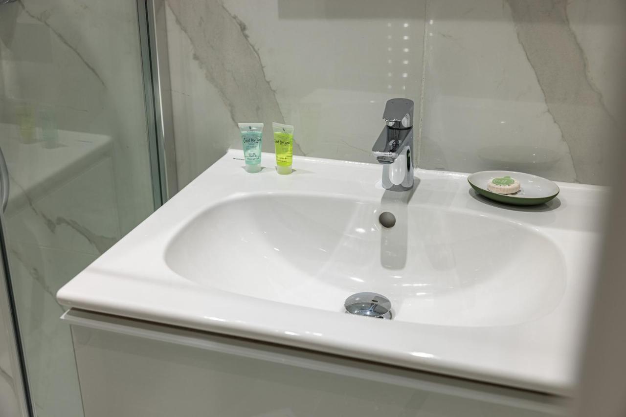Apartment Kensington High Street London