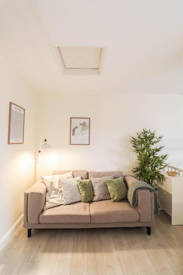 Beautiful 2-Bedroom Flat Just Steps From Oval Station Leilighet London