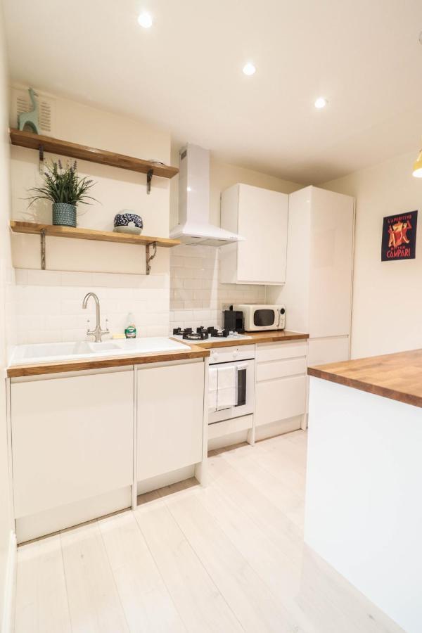 Beautiful 2-Bedroom Flat Just Steps From Oval Station Leilighet