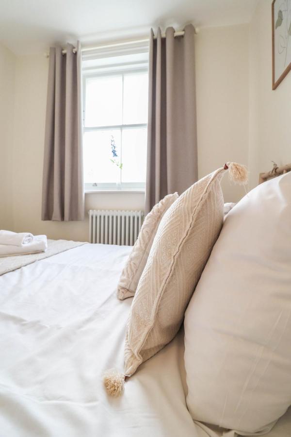 Beautiful 2-Bedroom Flat Just Steps From Oval Station Leilighet *