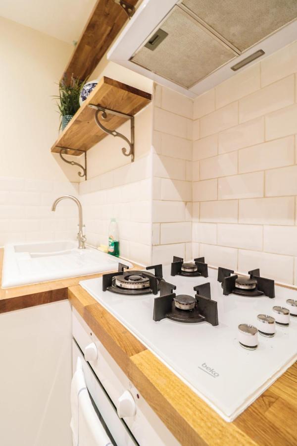 Beautiful 2-Bedroom Flat Just Steps From Oval Station * London