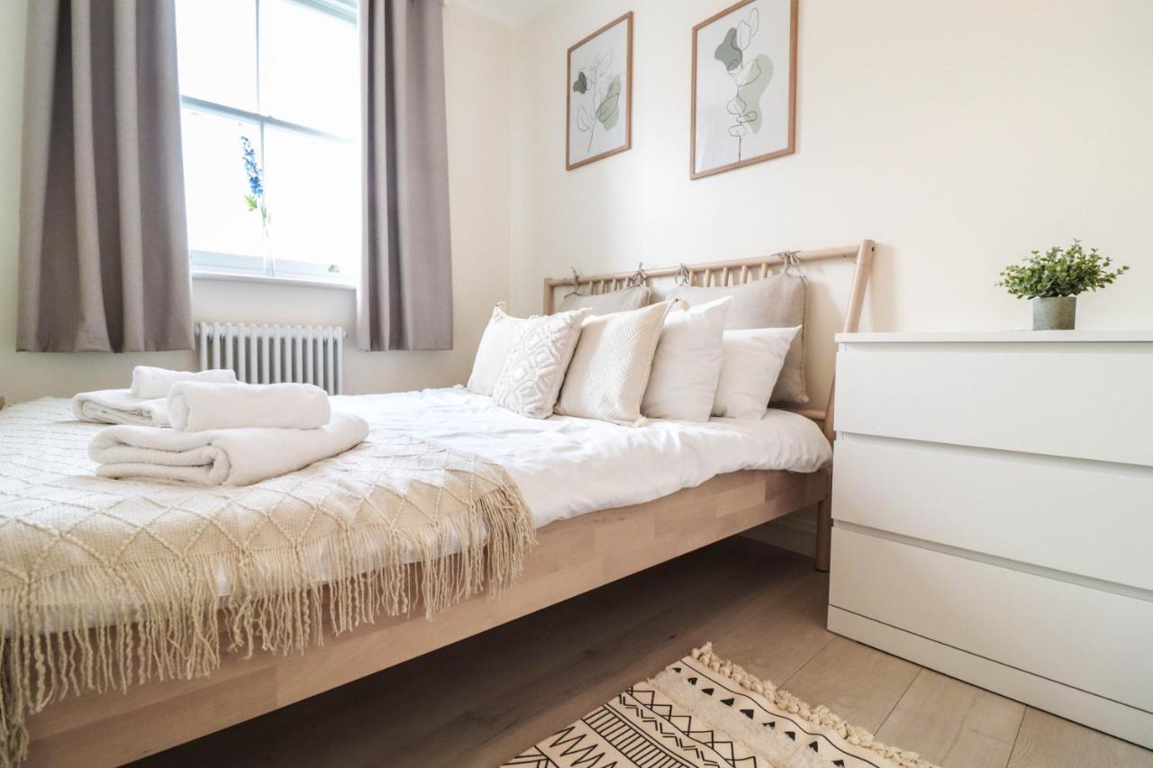 Beautiful 2-Bedroom Flat Just Steps From Oval Station Leilighet