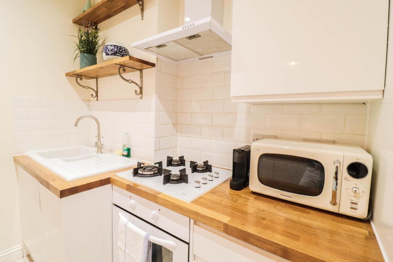 Beautiful 2-Bedroom Flat Just Steps From Oval Station Leilighet London