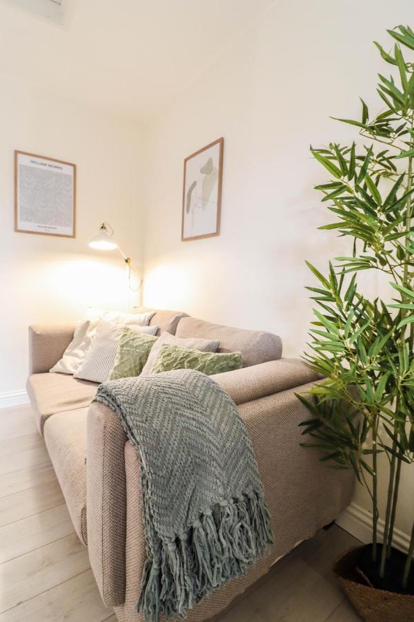 Beautiful 2-Bedroom Flat Just Steps From Oval Station