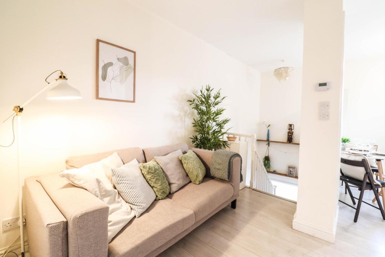 Beautiful 2-Bedroom Flat Just Steps From Oval Station Leilighet *