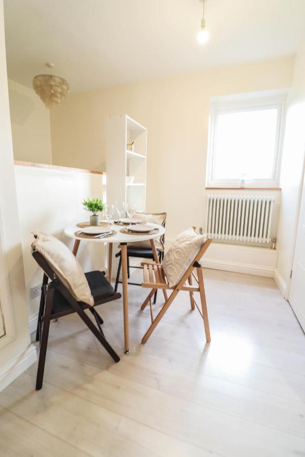 Beautiful 2-Bedroom Flat Just Steps From Oval Station *