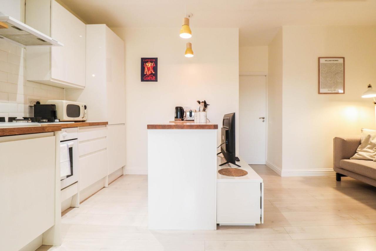 Beautiful 2-Bedroom Flat Just Steps From Oval Station Leilighet *