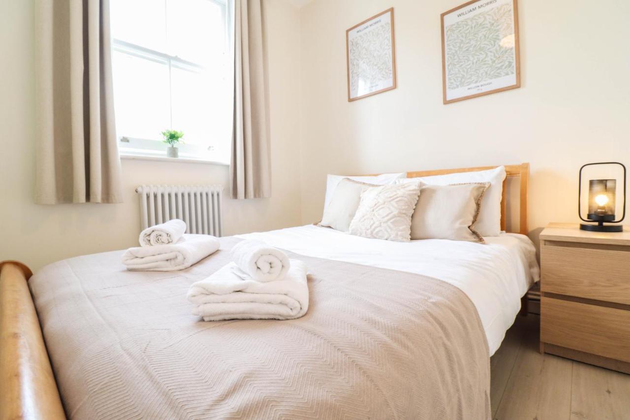 Beautiful 2-Bedroom Flat Just Steps From Oval Station London