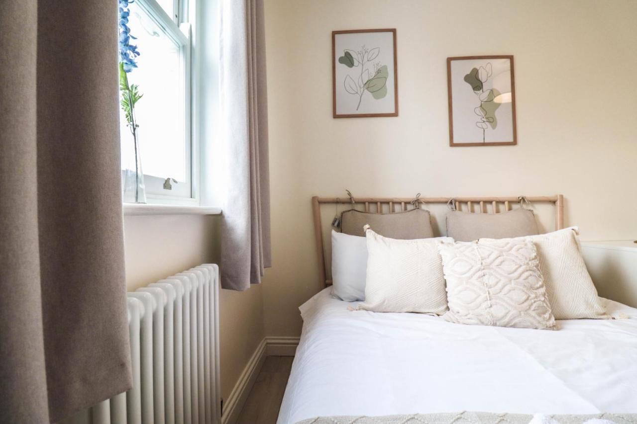 Beautiful 2-Bedroom Flat Just Steps From Oval Station Leilighet London