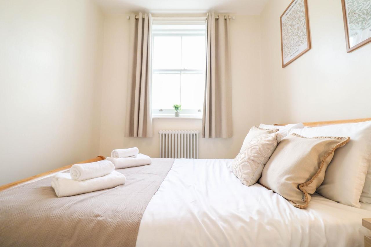 Beautiful 2-Bedroom Flat Just Steps From Oval Station Leilighet *