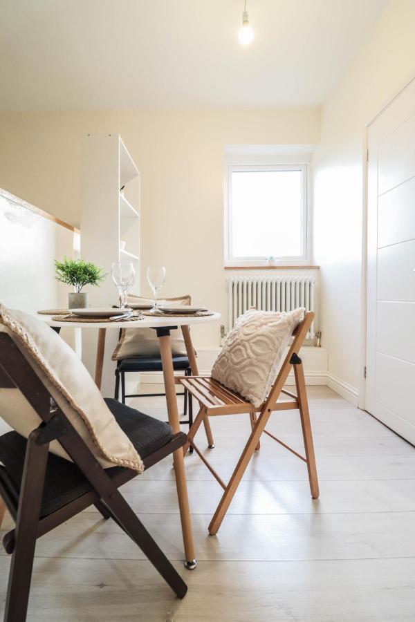 Beautiful 2-Bedroom Flat Just Steps From Oval Station Leilighet London