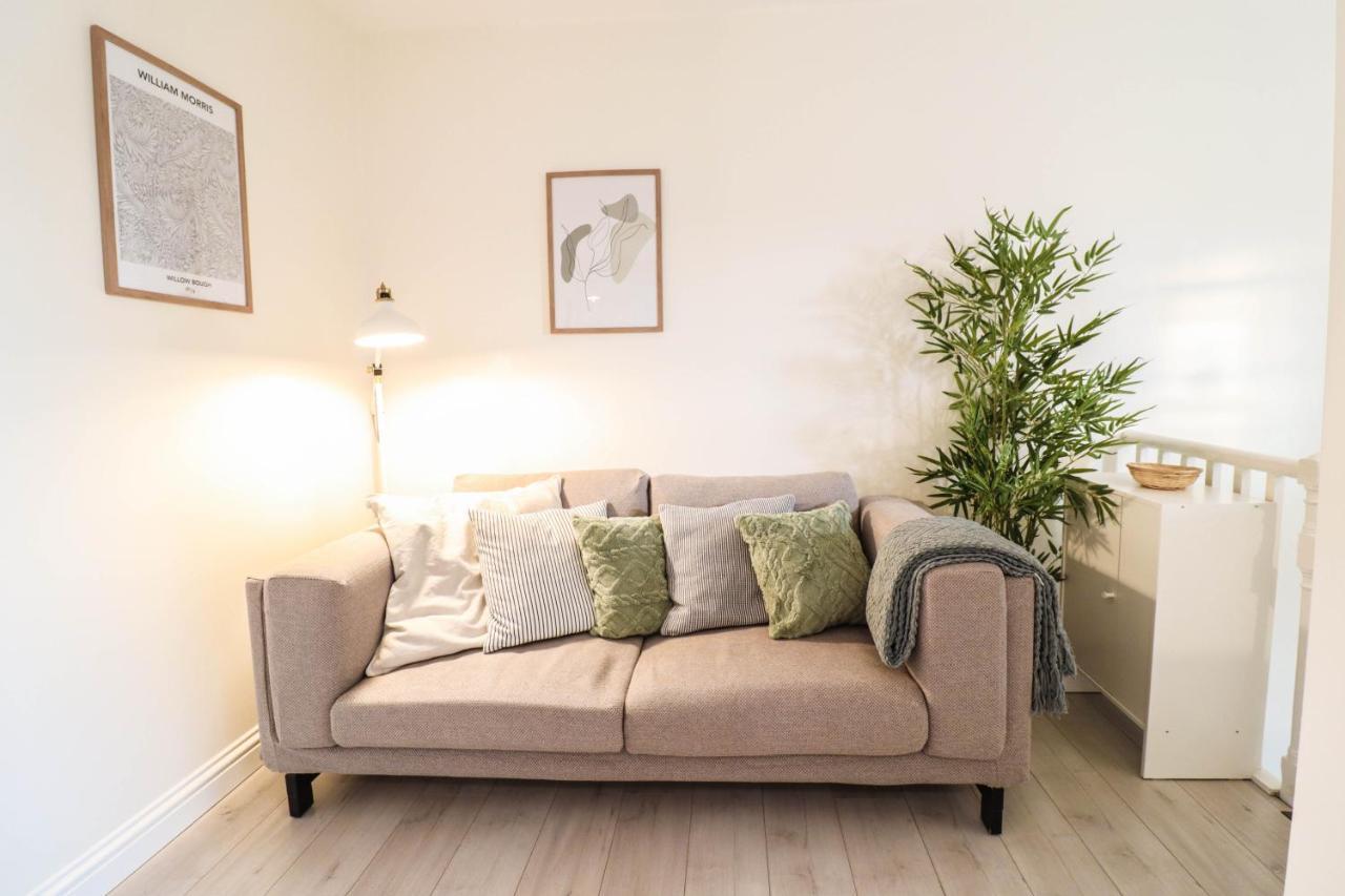 Beautiful 2-Bedroom Flat Just Steps From Oval Station Leilighet *