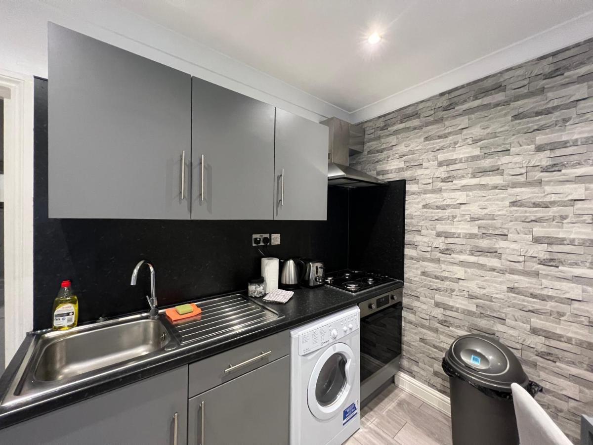 Lovely 2 Bedroom With Balcony - Leilighet London