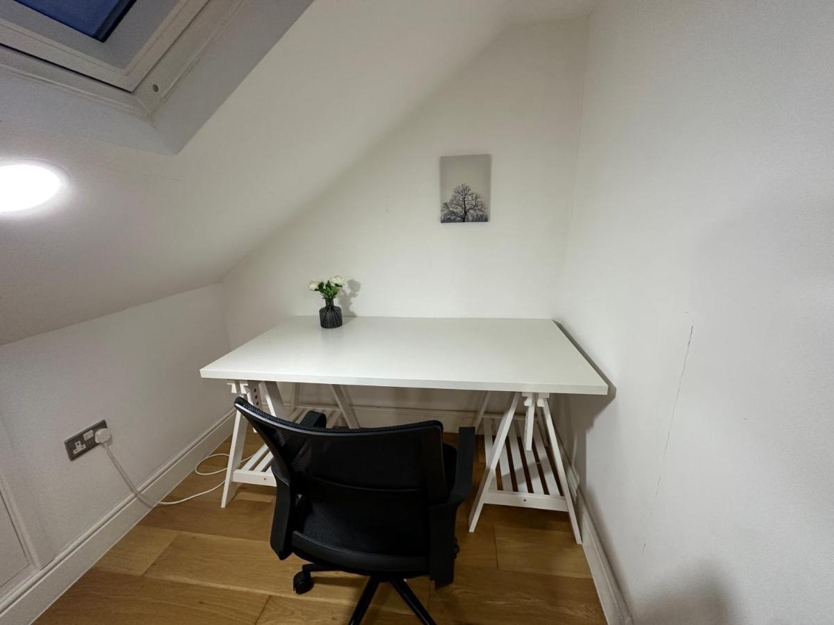 Delightful New Ensuite Bedroom With Stunning Shared Kitchen & Living -1c The Charteris