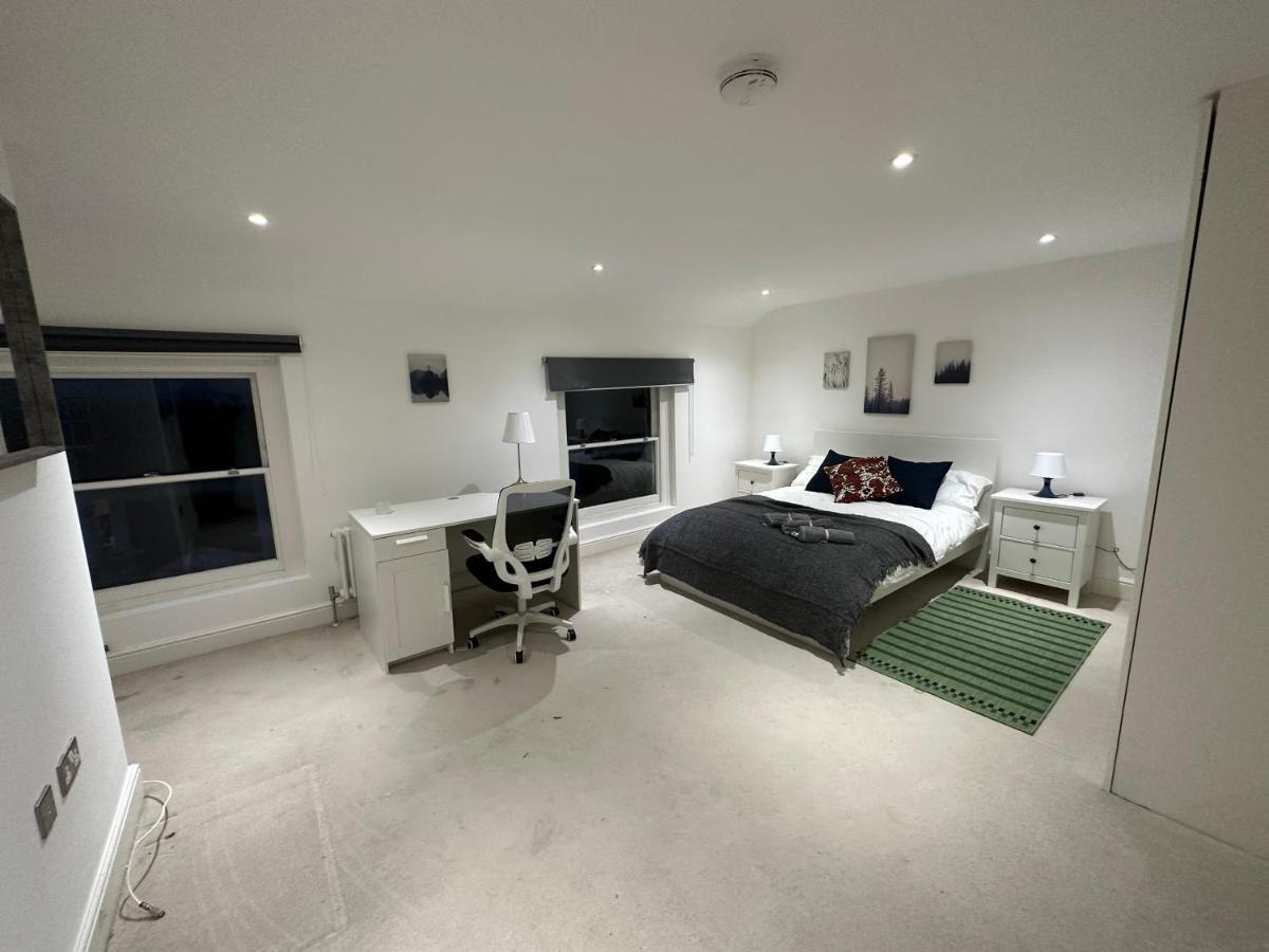 Apartment Delightful New Ensuite Bedroom With Stunning Shared Kitchen & Living -1c The Charteris