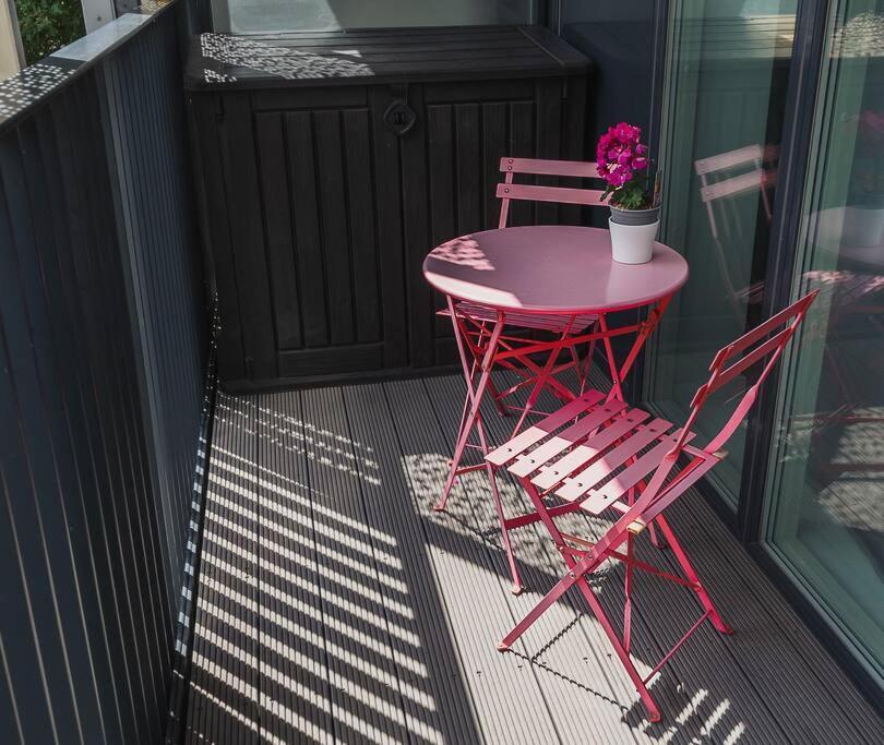 Cool Dalston Studio With Balcony And Gym * Londen