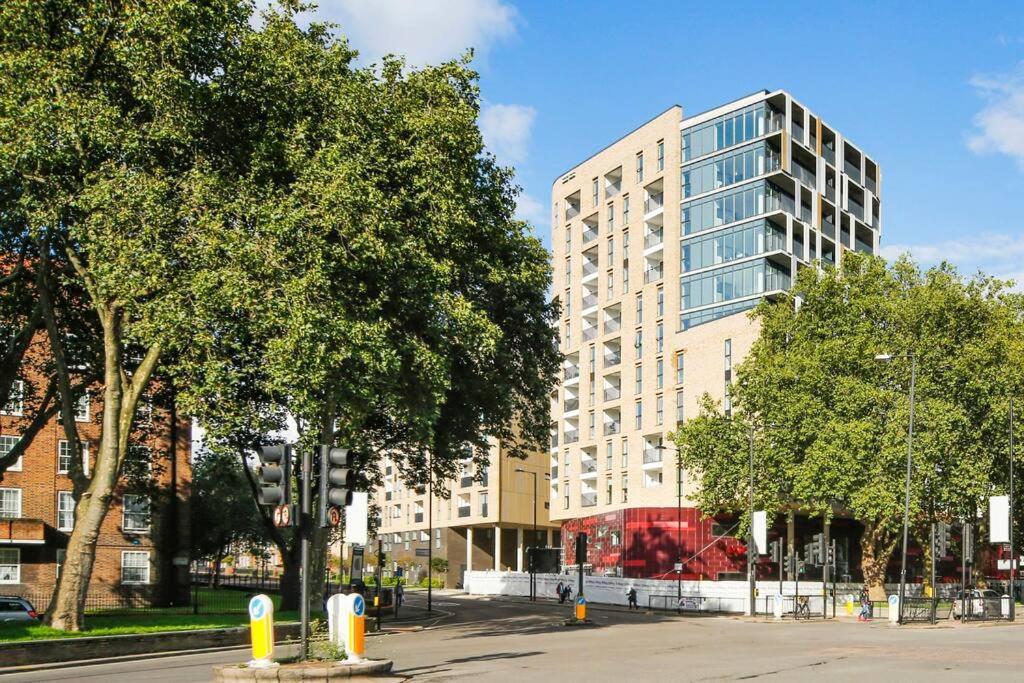 Cool Dalston Studio With Balcony And Gym Londen